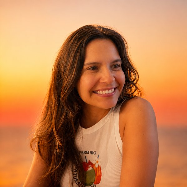 Edmara, fundadora da Maré de Amigas, sorrindo num fim de tarde dourado